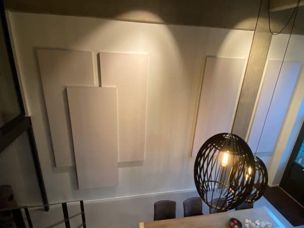 Witte fotopanelen woning