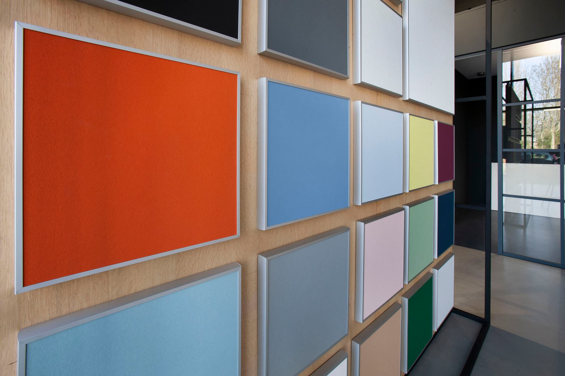 Showroom EASY Noise Control - akoestische plafondeilanden kleuren