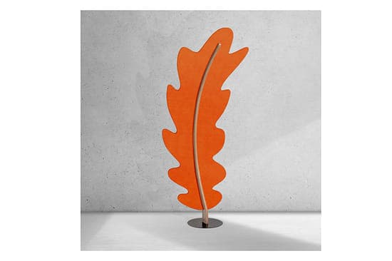 Die EASYfelt LeaveMe Oak ist eine akustische Trennwand in einer elegant geschwungenen Flügelform. Das Element besteht aus hochwertigem PET-Filz und schafft mehr Ruhe, Privatsphäre und Struktur im Raum. Ideal für Büros, offene Arbeitsbereiche oder moderne Empfangsräume, in denen Design und Akustik harmonisch zusammenspielen.