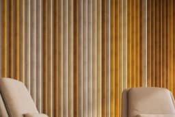 In diesem Korridorbeispiel zeigt die EASYfelt Lamella Wall in der Farbe Elemental, wie der dezente Ton für eine klare und ruhige Atmosphäre sorgt. Die Lamellen aus PET-Filz verbessern die Akustik spürbar und verleihen dem Flur ein modernes und hochwertiges Erscheinungsbild.