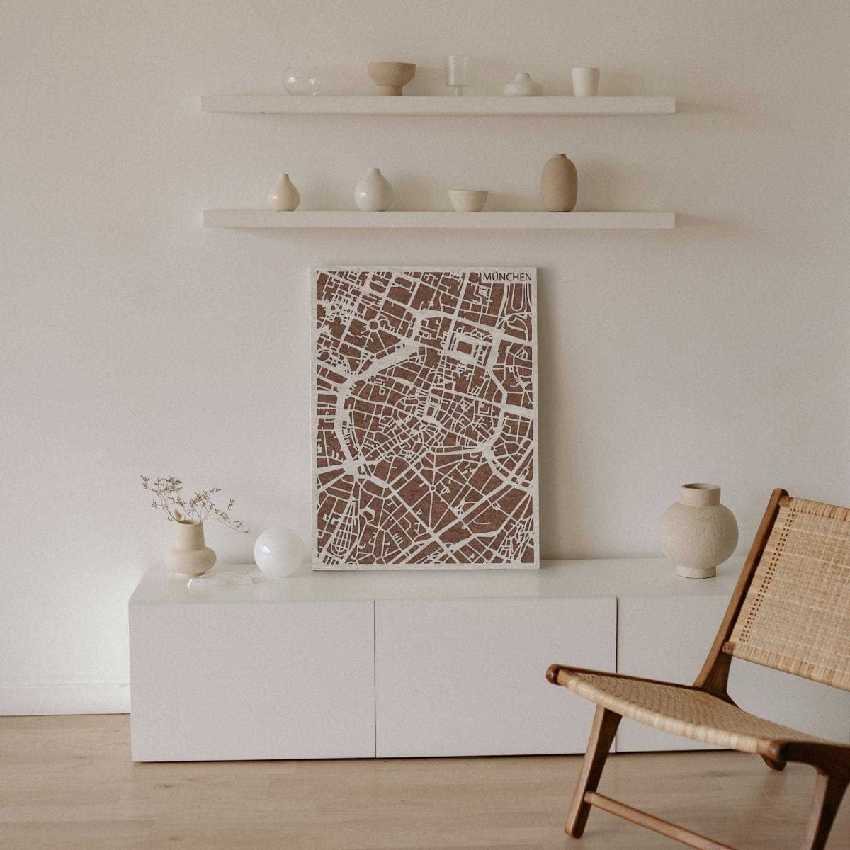 Die City Map München aus PET-Filz vereint Design und Funktion. Sie verbessert die Akustik im Raum und bringt gleichzeitig ein Stück München an die Wand. Erhältlich in 32 Farben und drei Standardgrößen – oder individuell nach Wunsch gefertigt.