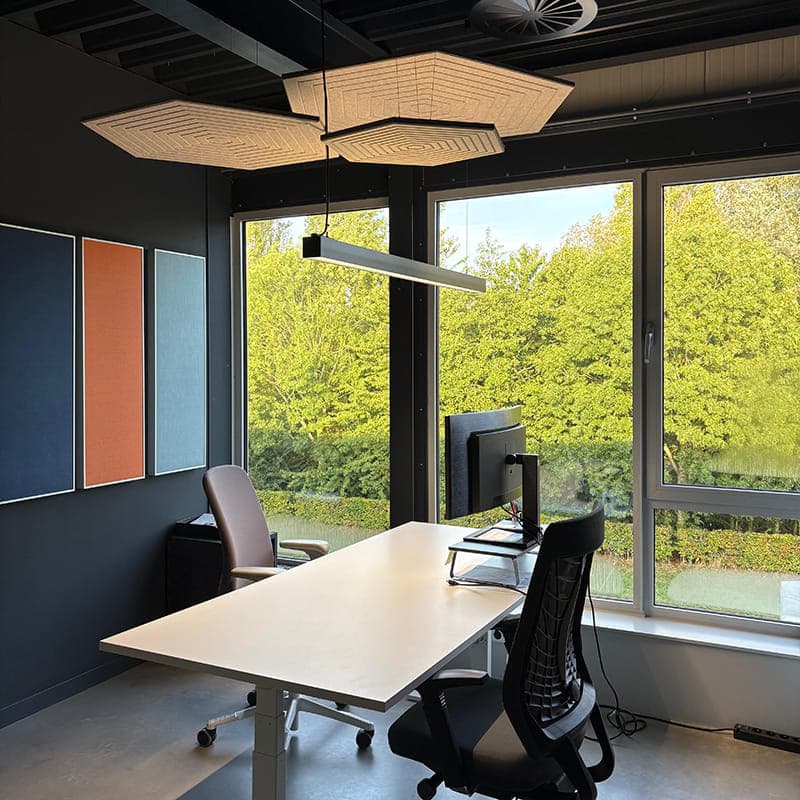 Die EASYfelt Deckensegel HEX aus PET-Filz bieten eine effektive Akustiklösung für moderne Büroflächen. Die sechseckige Form schafft ein dynamisches Deckenbild und reduziert gleichzeitig Nachhall, sodass Gespräche klarer klingen und die Arbeitsumgebung ruhiger wirkt. Durch die flexible Anordnung eignen sich die HEX-Elemente besonders gut für Großraumbüros, Meetingräume und Bereiche, in denen Konzentration und Sprachverständlichkeit wichtig sind.