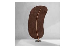 Der EASYfelt LeaveMe Oblong ist ein akustischer Raumteiler aus langlebigem PET-Filz mit einer eleganten, gebogenen Blattform. Das Element schafft mehr Ruhe und Privatsphäre in Büros, Empfangsbereichen oder offenen Arbeitszonen. Die organische Form setzt einen stilvollen Akzent und verbessert gleichzeitig die Raumakustik, indem sie störenden Nachhall reduziert. Perfekt für moderne Innenräume, in denen Design und Funktion harmonisch zusammenkommen.