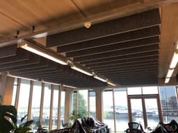 PET-vilt baffles op kantoor