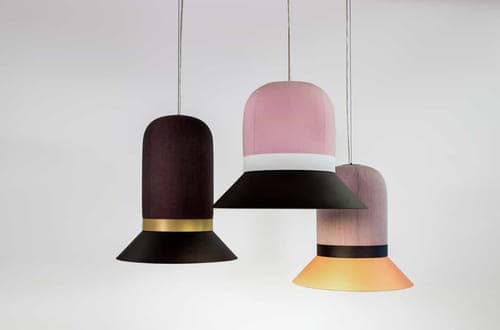 Gestoffeerde akoestische lamp in de vorm van een hoed