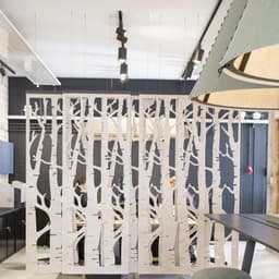 Akoestische divider met unieke patronen en uiteenlopende kleuren en prints