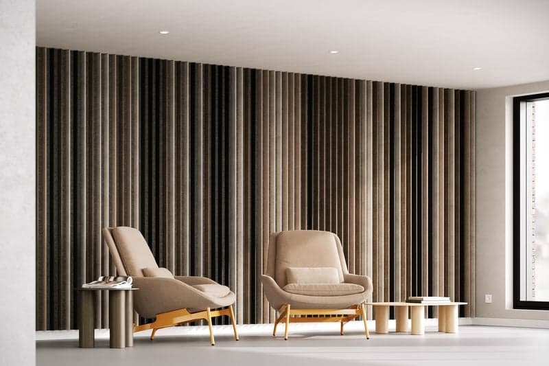 Die EASYfelt Lamella Wall in der Farbe Canyon bringt einen warmen, kraftvollen Ton in den Raum. Mit den zwei Stühlen vor der Wand entsteht ein harmonisches, einladendes Gesamtbild. Die Lamellen aus PET-Filz verbessern spürbar die Akustik und sorgen für eine moderne, hochwertige Wandgestaltung.