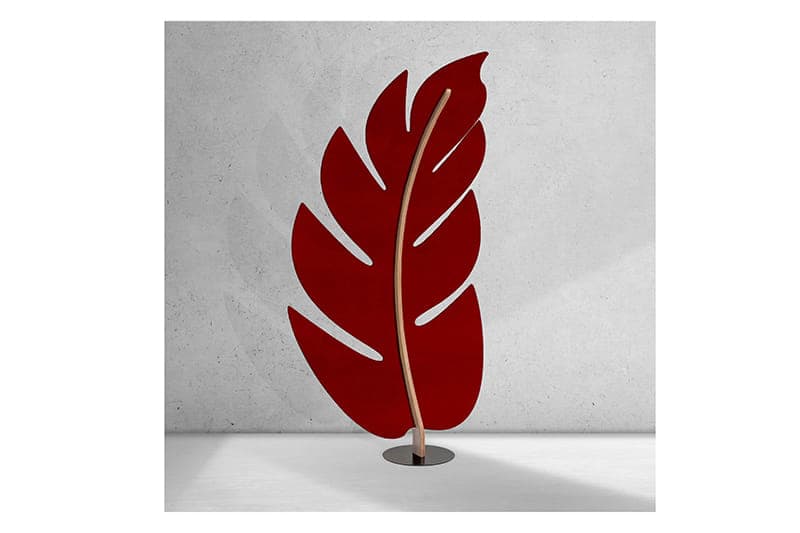 Der EASYfelt LeaveMe Monstera in Rot ist ein dekorativer und akustisch wirksamer Raumteiler mit einer elegant gebogenen Blattform. Das Modell aus hochwertigem PET-Filz reduziert störenden Nachhall und schafft mehr Ruhe und Struktur im Raum. Ideal für Büros, Empfangsbereiche oder kreative Arbeitsumgebungen, in denen Akustik und Design harmonisch zusammenkommen.