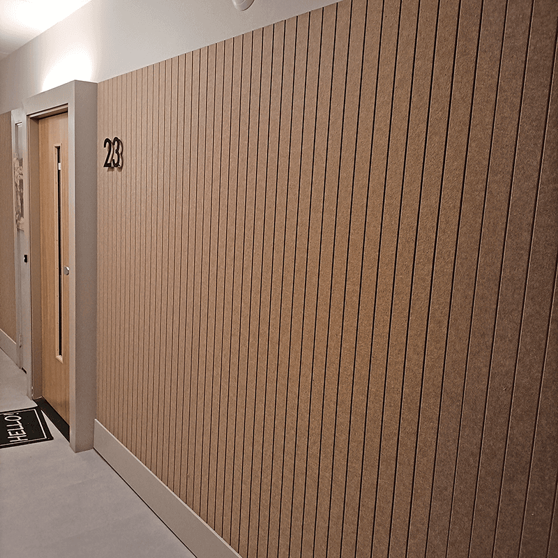 De Japandi Wall 9 mm brengt een zachte, rustige uitstraling in je interieur en verbetert tegelijk de geluidskwaliteit. De panelen zijn gemaakt van duurzaam PET-vilt en combineren Japanse minimalisme met Scandinavische warmte. Ideaal voor woningen, kantoren en stijlvolle projecten waar akoestiek en design samenkomen.