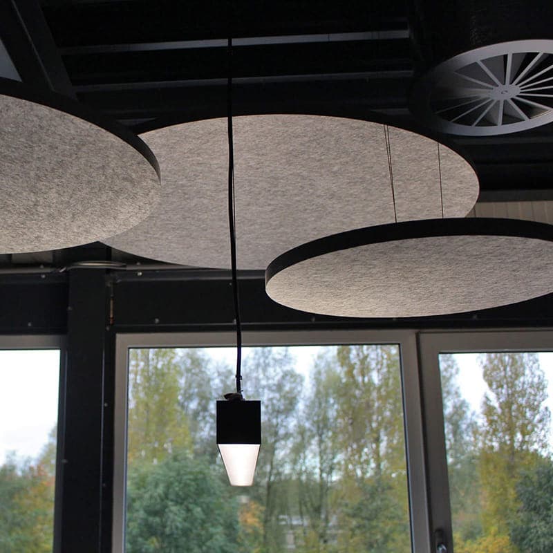 Das EASYfelt Deckensegel Circle aus PET-Filz ist ein rundes, leichtes und hochwirksames Akustikelement für moderne Innenräume. Es reduziert Nachhall, verbessert die Sprachverständlichkeit und schafft mehr Ruhe in Büros, Besprechungsräumen und öffentlichen Bereichen. Dank der klaren Form und der großen Farbauswahl fügt sich das Deckensegel harmonisch in jedes Interieur ein.