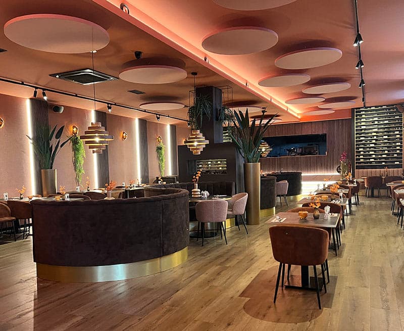 In restaurant La Griglia zorgen de ronde EASYceiling Cloud Circle plafondpanelen voor een prettige akoestiek. Ze verminderen galm en dragen bij aan een comfortabele, ontspannen eetbeleving, zonder afbreuk te doen aan het interieurontwerp.