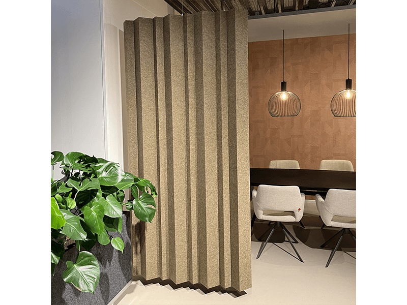 Der EASYfelt Rhythm Divide Fold ist ein einzigartiger akustischer Raumteiler aus PET-Filz, ideal zum Abtrennen einzelner Bereiche im Büro oder im Homeoffice. Das gefaltete Design sorgt nicht nur für eine moderne Optik, sondern verbessert auch die Akustik, indem es störenden Nachhall reduziert. Perfekt für Arbeitsplätze, Besprechungszonen oder Ruhezonen, in denen Struktur und Klangkomfort wichtig sind.