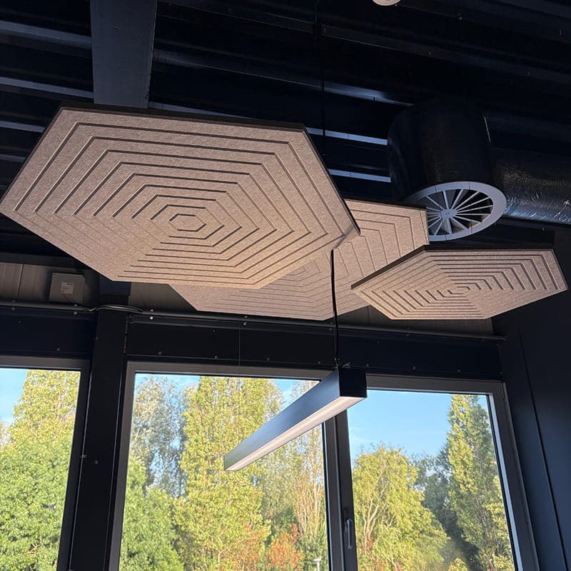 Die EASYfelt Deckensegel HEX bestehen aus sechseckigen PET-Filz-Elementen, die Nachhall reduzieren und die Raumakustik deutlich verbessern. Durch die markante Hexagon-Form entsteht ein modernes, grafisches Deckenbild, das sich ideal für Büros, Besprechungsräume, Empfangsbereiche und kreative Arbeitsumgebungen eignet. Die leichten PET-Filz-Elemente lassen sich flexibel anordnen und unterstützen sowohl akustischen Komfort als auch ein stilvolles Interior-Design.
