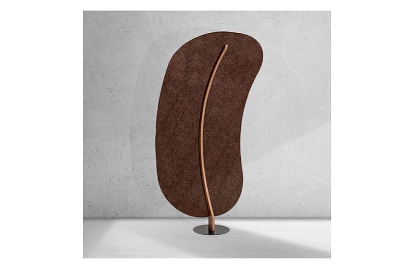 Der EASYfelt LeaveMe Oblong ist ein akustischer Raumteiler aus langlebigem PET-Filz mit einer eleganten, gebogenen Blattform. Das Element schafft mehr Ruhe und Privatsphäre in Büros, Empfangsbereichen oder offenen Arbeitszonen. Die organische Form setzt einen stilvollen Akzent und verbessert gleichzeitig die Raumakustik, indem sie störenden Nachhall reduziert. Perfekt für moderne Innenräume, in denen Design und Funktion harmonisch zusammenkommen.