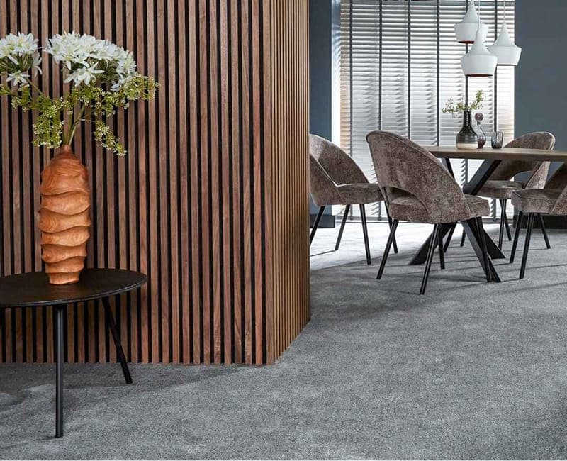 EASYwood Akupanel in Walnut im Wohnzimmer. Die warmen Nussbaumtöne verleihen dem Raum eine elegante, moderne Atmosphäre, während die Paneele gleichzeitig die Raumakustik deutlich verbessern. Ideal für stilvolle Wohnräume mit hochwertigem Design und akustischem Komfort.